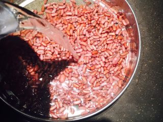 蜜豆爽滑双皮奶,之后，在用纯净水冲洗一下红豆，就可以继续倒水焖煮了