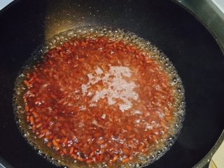 蜜豆爽滑双皮奶,大火煮开，小火焖煮至少1小时吧
具体要看加水量和红豆浸泡的时间