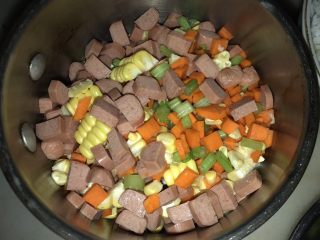 五宝炒饭,把玉米、胡萝卜、芹菜、鸡肉肠分别切成小丁状
