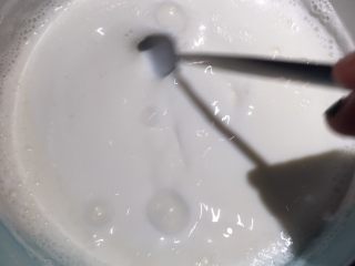 蜜豆爽滑双皮奶,等有一层奶皮的时候，将还温热的牛奶倒入到蛋清中，再搅拌均匀