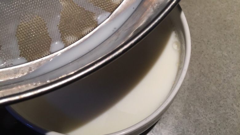 蜜豆爽滑双皮奶,之后，用过筛网将溶液倒入到原来的碗里，用保鲜膜包起来！
