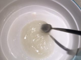 蜜豆爽滑双皮奶,同时将白糖加入到蛋清中，搅拌溶化