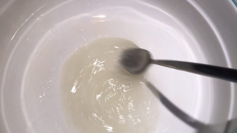 蜜豆爽滑双皮奶,同时将白糖加入到蛋清中，搅拌溶化