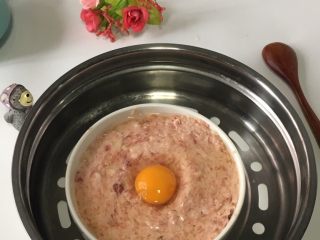 宝宝辅食之莲藕肉饼蒸蛋,放到蒸锅里，水开后继续蒸15分钟。