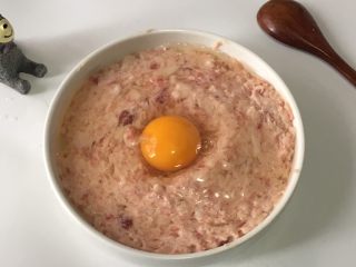 宝宝辅食之莲藕肉饼蒸蛋,打入鸡蛋。