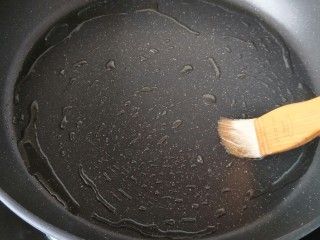 水煎饺,用油刷把油刷均匀。