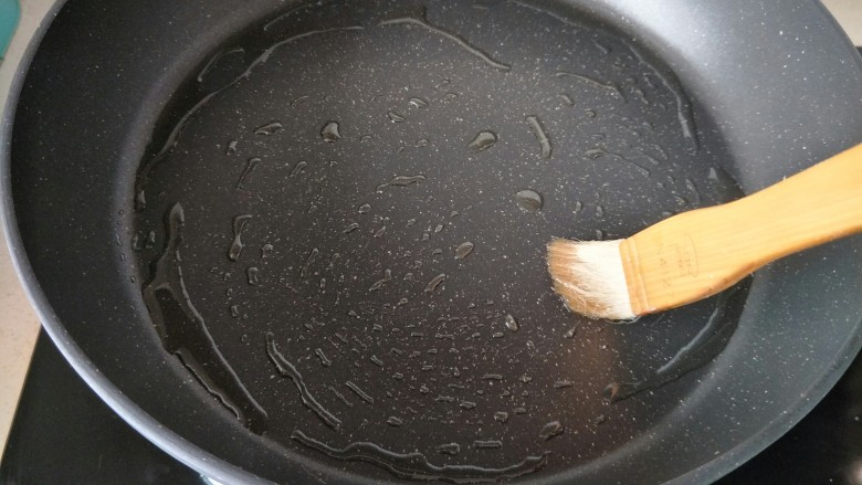 水煎饺,用油刷把油刷均匀。