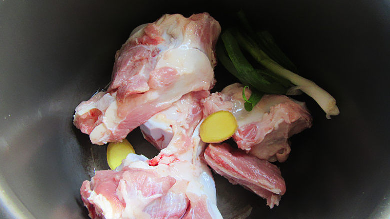 天冷了，来碗猪大骨暖身汤,大骨先放在锅里用凉水煮开，捞去浮沫后，