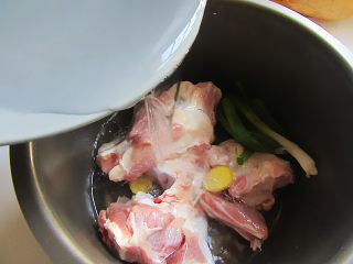 天冷了，来碗猪大骨暖身汤,捞出再次用温水冲洗去油脂浮沫，放入电饭煲中