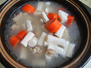 天冷了，来碗猪大骨暖身汤,加入胡萝卜、山药一起煮至能插入筷子为止