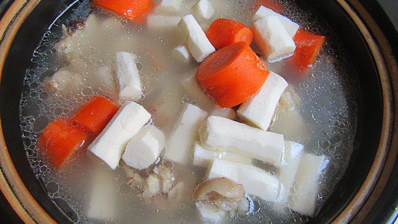 天冷了，来碗猪大骨暖身汤,加入胡萝卜、山药一起煮至能插入筷子为止