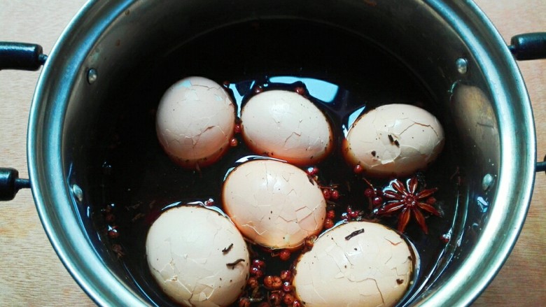 椒茶蛋,鸡蛋也蒸好了，拿勺子在鸡蛋壳上轻轻的敲敲，敲出裂痕，放小锅里再烧开，翻个面，小火烧三分钟，关火