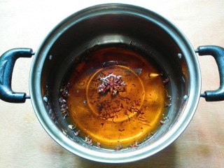 椒茶蛋,以上所有调料放小锅里，加适量清水一起烧开
