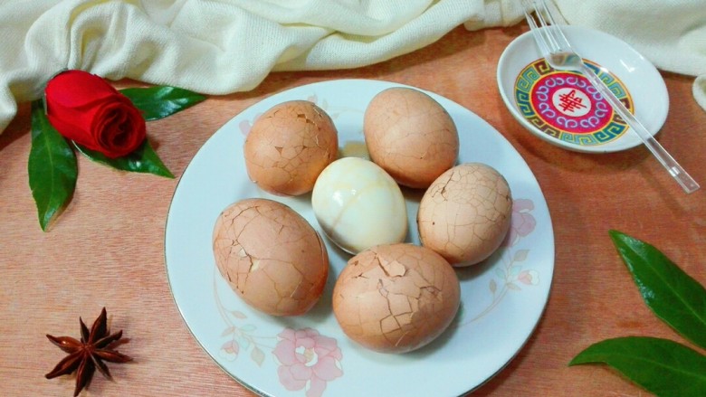 椒茶蛋,鸡蛋带着麻麻的鲜鲜的香香的还有一丝甜甜的味道，真的好吃😋
