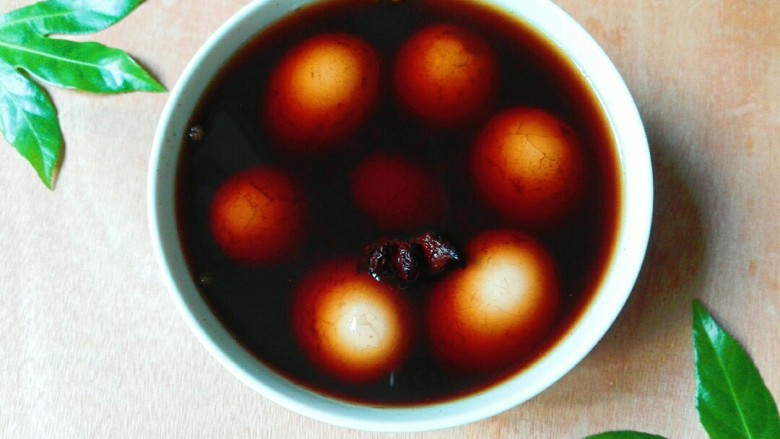 椒茶蛋,把鸡蛋和汤水一起倒进大碗里，浸泡一小时后再吃，浸泡时间越长越好吃。这个汤水凉了可以放冰箱冷藏，可以下次再煮鸡蛋，再放点八角，花椒就行啦