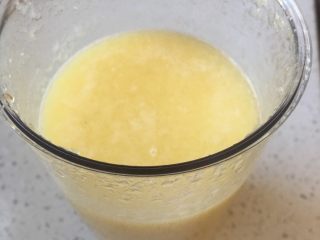 菠萝柠檬汁,将菠萝，柠檬，适量凉白开放入搅拌杯，搅拌均匀