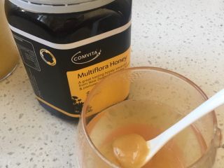 菠萝柠檬汁,蜂蜜用温水化成浓蜂蜜水