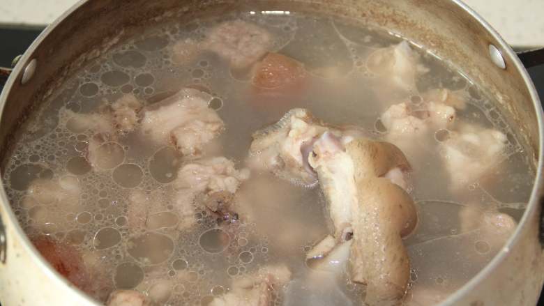 焖猪蹄,如图，大约25—30分钟后，血水 杂物都煮出來，猪蹄煮至3-4分熟，关火