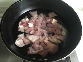 美味红烧肉,猪肉切小块，冷水入锅