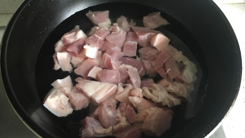 美味红烧肉,猪肉切小块，冷水入锅