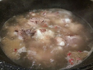 牛排萝卜滋补汤,转中火，继续炖制，期间有浮沫的，继续撇去浮沫，炖一小时，