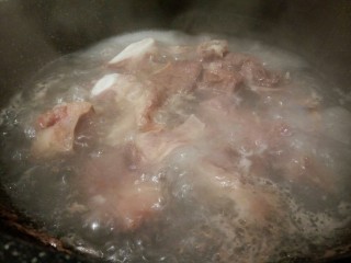 牛排萝卜滋补汤,将浸泡好的牛骨加入冷水中煮开，捞出冲去浮沫