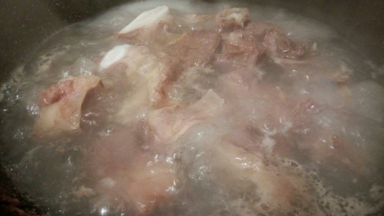 牛排萝卜滋补汤,将浸泡好的牛骨加入冷水中煮开，捞出冲去浮沫