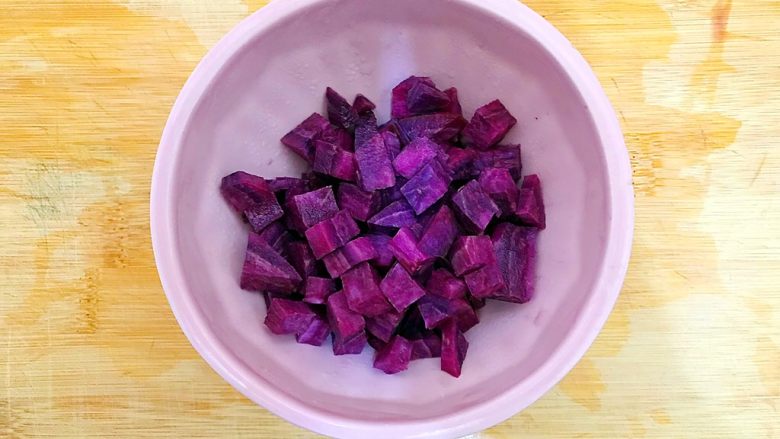 姹紫嫣红紫薯稀饭,<a style='color:red;display:inline-block;' href='/shicai/ 2643'>紫薯</a>去皮洗净，如图所示切成小块，备用！