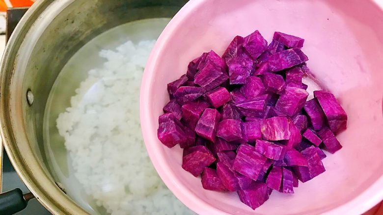 姹紫嫣红紫薯稀饭,倒入紫薯！