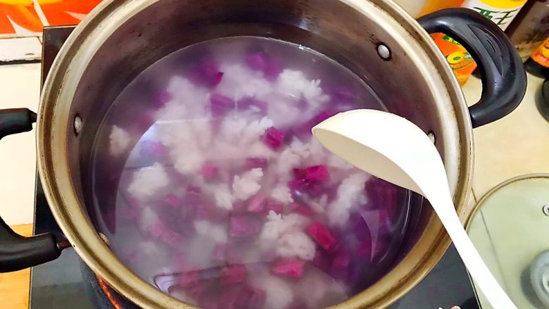 姹紫嫣红紫薯稀饭,稍微搅拌一下！
