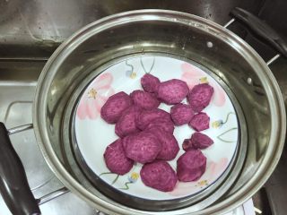 奶香紫薯燕麦糊,切好的紫薯放到蒸锅里，盖好锅盖，大火蒸至熟透！