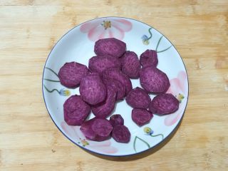 奶香紫薯燕麦糊,切成薄片，放到餐盘里！