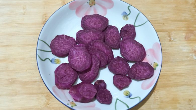 奶香紫薯燕麦糊,切成薄片，放到餐盘里！