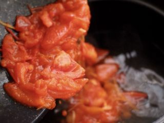 懒人营养方便面🍜,另起一口砂锅、把炖好的番茄倒入砂锅里面、喜欢用砂锅做的面、味道特别足