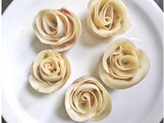 唯美的玫瑰花饺子,卷完五个