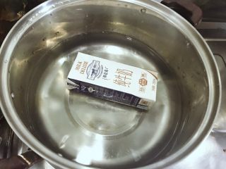 奶香紫薯燕麦糊,另用一个锅，锅内放水烧开，把准备好的牛奶放入锅内。把牛奶加热一下！也可以用微波炉加热！