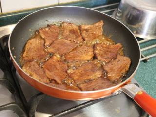 豚丼‧烧肉盖饭,煮至收汁。