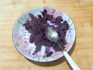 奶香紫薯燕麦糊,这时紫薯也蒸熟了。稍微凉一凉，用勺子压成小块！