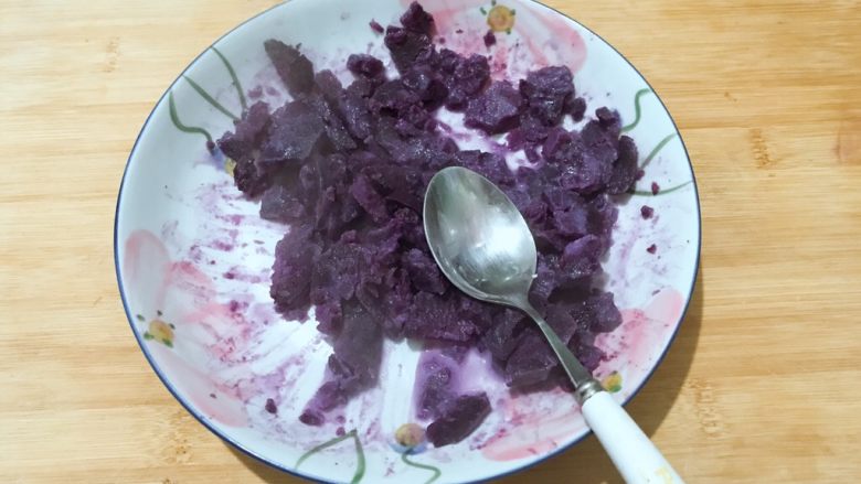 奶香紫薯燕麦糊,这时紫薯也蒸熟了。稍微凉一凉，用勺子压成小块！