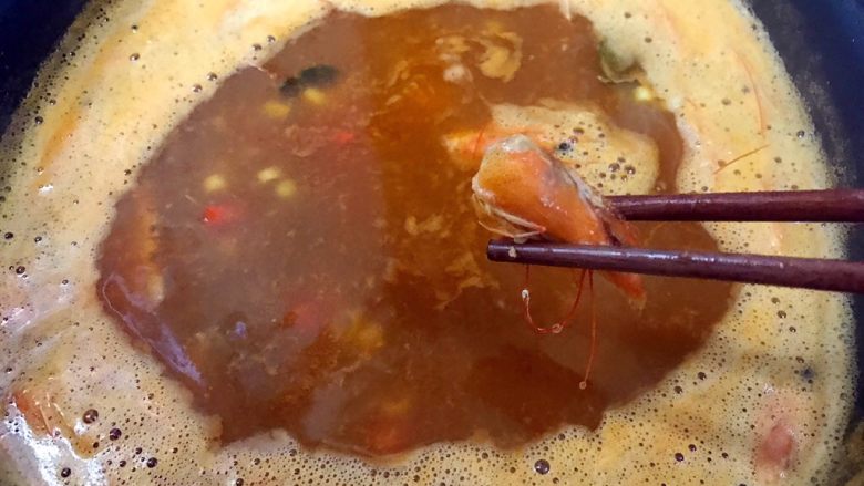 冬阴功海鲜汤or火锅,熬煮几分钟后捞出虾头不要