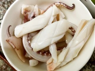 冬阴功海鲜汤or火锅,鱿鱼不可煮太久，下锅变色卷曲就要捞出