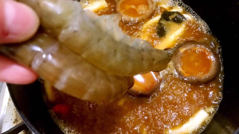 冬阴功海鲜汤or火锅,加入鲜虾几只，煮至微微卷曲后
