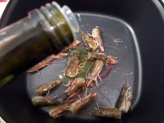 冬阴功海鲜汤or火锅,先做火锅锅底：锅里放入虾头和适量橄榄油