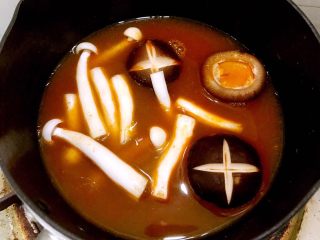 冬阴功海鲜汤or火锅,加入海鲜菇，鲜香菇煮熟