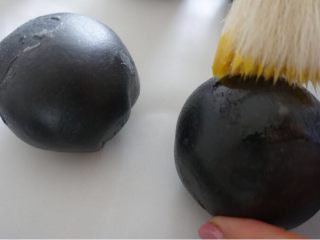 颜值派：黑色蛋黄酥,在蛋黄酥胚子上刷上一层纯蛋黄液，