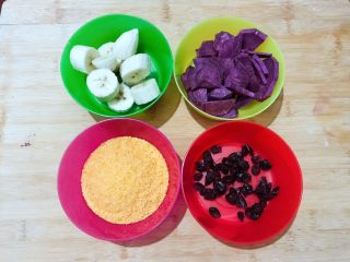 万紫千红香蕉紫薯燕麦饼,香蕉！紫薯！面包糠！蔓越莓！准备好备用！