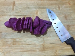 万紫千红香蕉紫薯燕麦饼,紫薯切薄片。