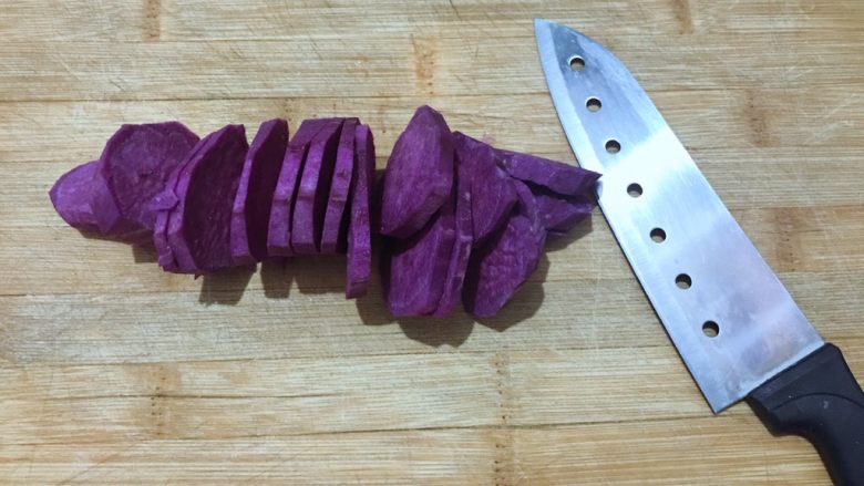 万紫千红香蕉紫薯燕麦饼,紫薯切薄片。