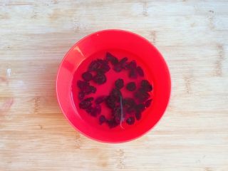 万紫千红香蕉紫薯燕麦饼,蔓越莓提前用温水泡20分钟！