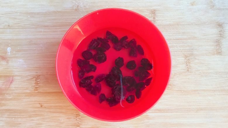 万紫千红香蕉紫薯燕麦饼,蔓越莓提前用温水泡20分钟！